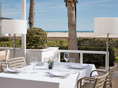 Tablecloth, Furniture, Table, Glass, Chair, Restaurant, Linens, Real estate, Stemware, Outdoor furniture, 
