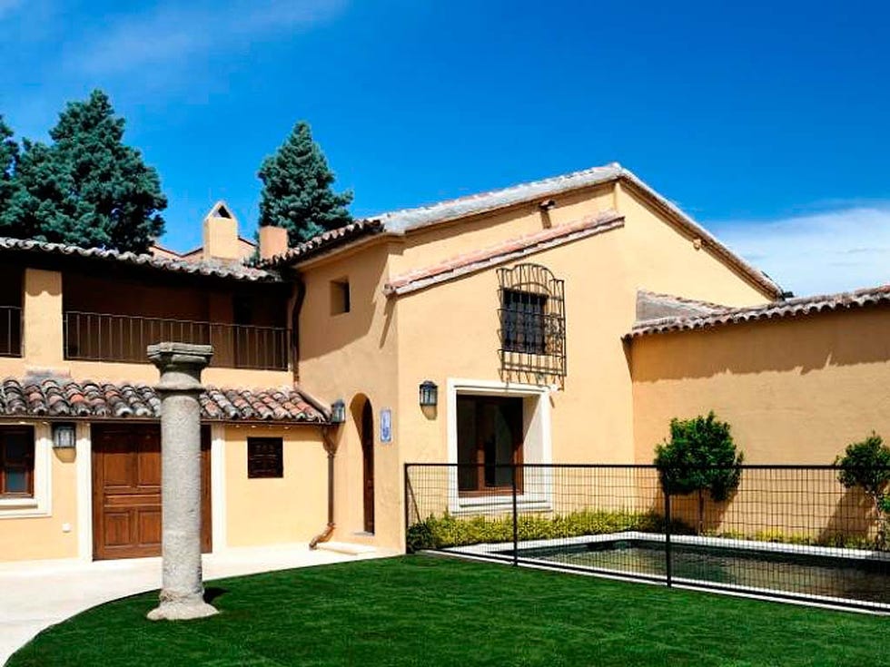 Property, Residential area, Real estate, House, Building, Home, Facade, Land lot, Door, Roof, 