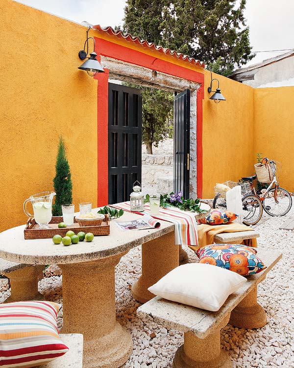 Home accessories, Home, Bicycle wheel, Interior design, Decoration, Linens, Living room, Throw pillow, Tablecloth, 