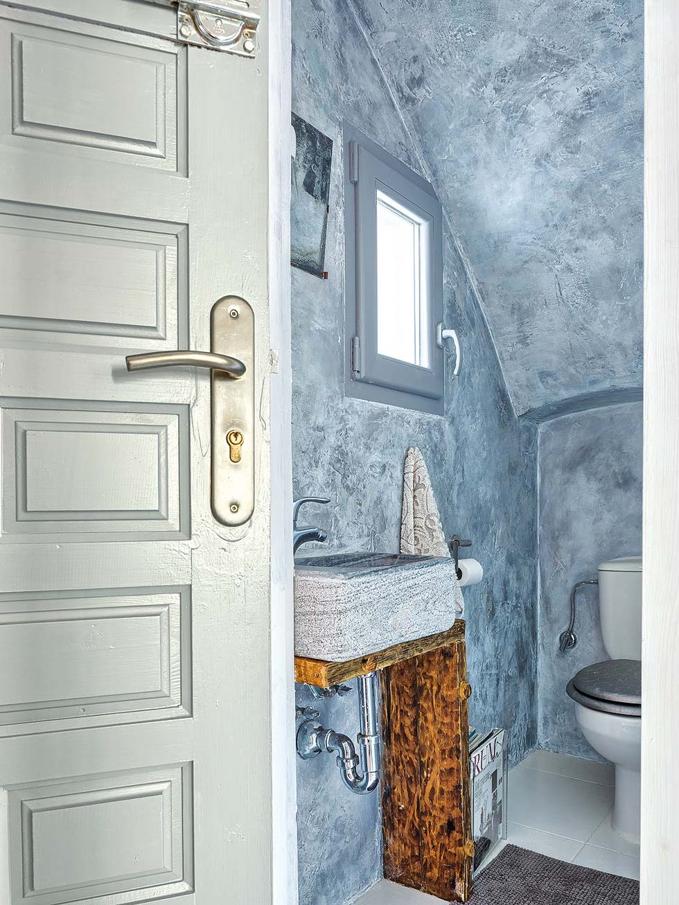 Blue, Room, Property, Wall, Furniture, Door, Door handle, Bathroom, Interior design, Building, 
