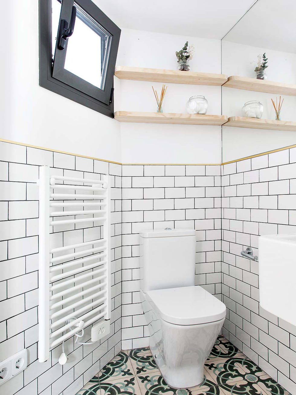 baño pequeño de color blanco