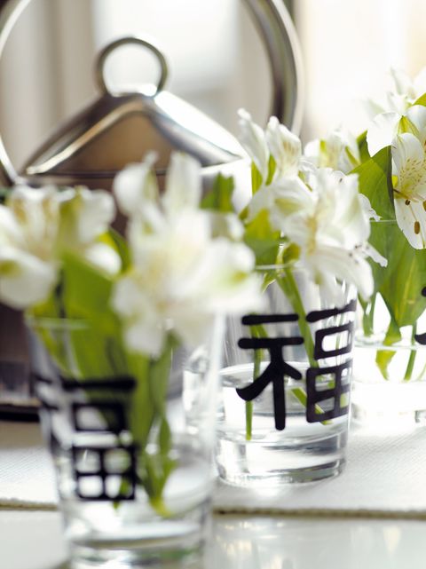 Petal, Flower, White, Bouquet, Glass, Flowering plant, Cut flowers, Floristry, Flower Arranging, Vase, 