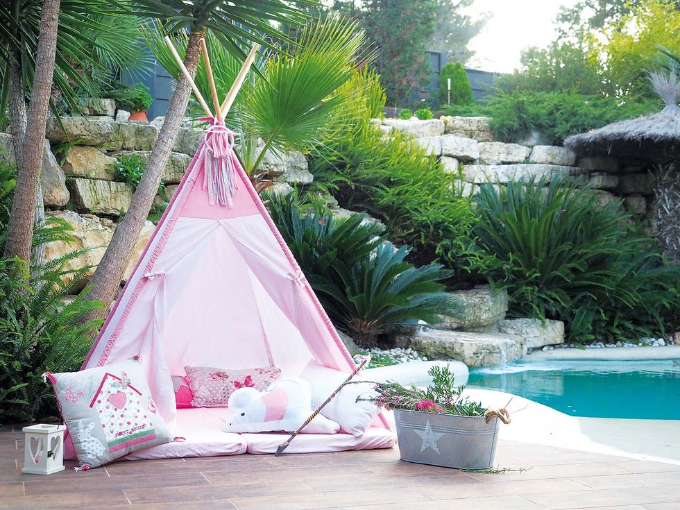 tipi rosa junto a la piscina para jugar