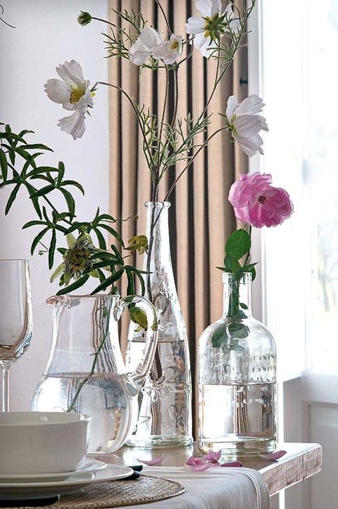 Petal, Serveware, Glass, Flower, Dishware, Centrepiece, Drinkware, Bottle, Interior design, Flowering plant, 
