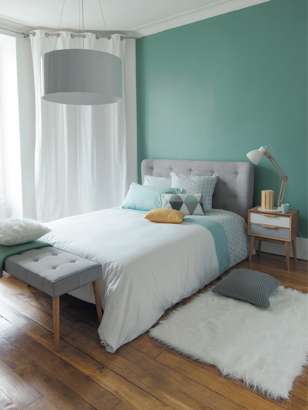 dormitorio con alfombra de pelo