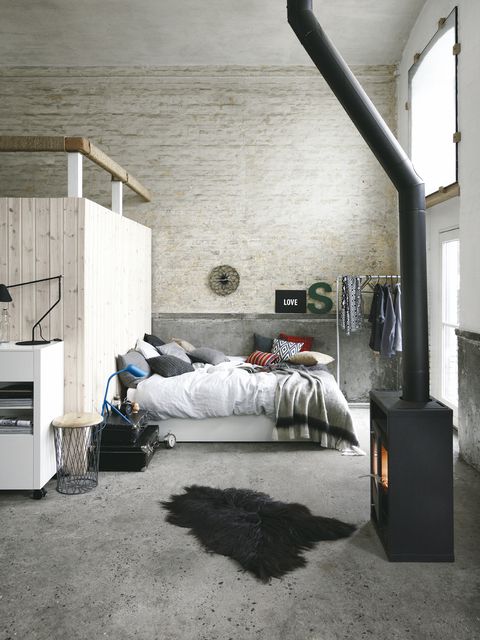 dormitorio con chimenea y alfombra de pelo