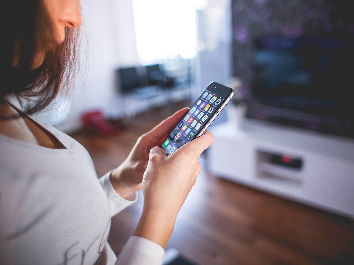 Gadget, Smartphone, Electronic device, Technology, Arm, Mobile phone, Hand, Communication Device, Muscle, Photography, 