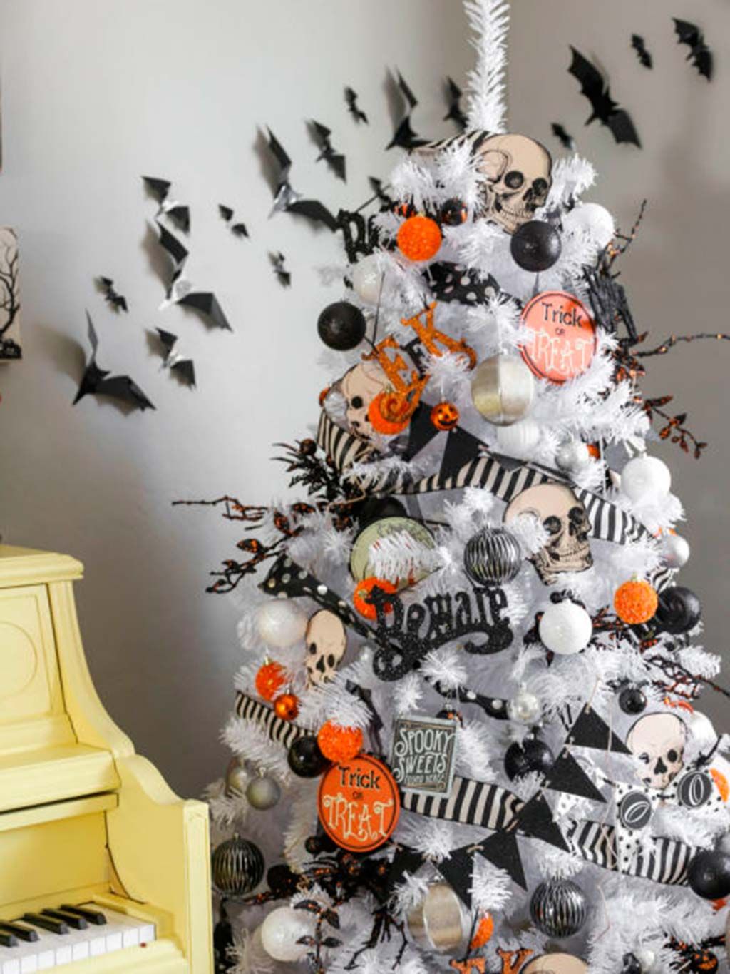 Christmas tree, Christmas decoration, Tree, Room, Plant, Interior design, Snowman, Christmas ornament, 