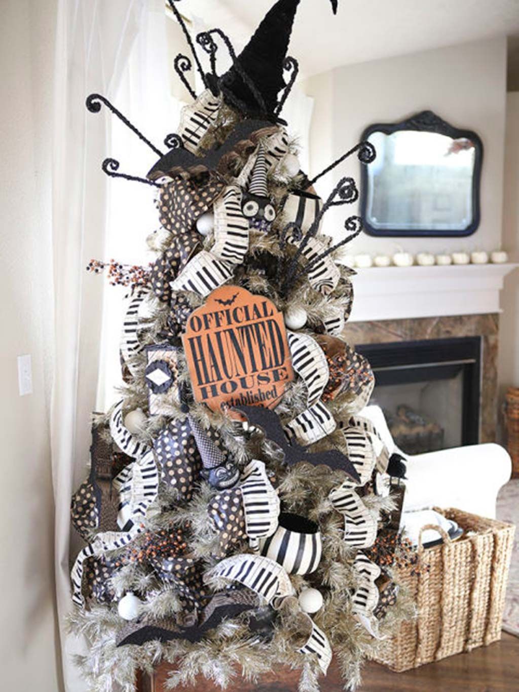 Tree, Sculpture, Room, Art, Wood, Plant, Christmas tree, Illustration, 