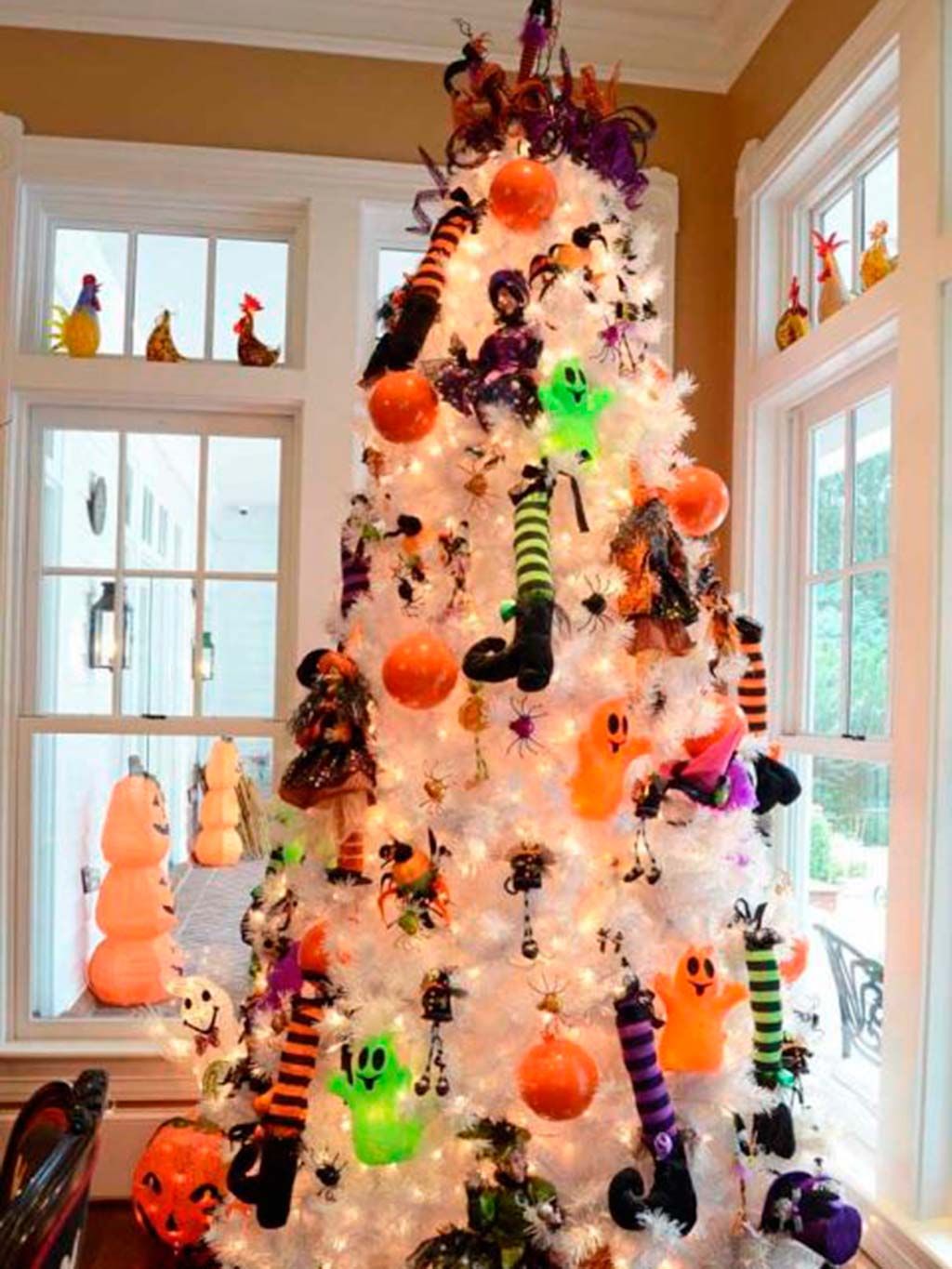 Christmas tree, Christmas decoration, Tree, Christmas ornament, Interior design, Christmas, Room, Woody plant, Interior design, Branch, 