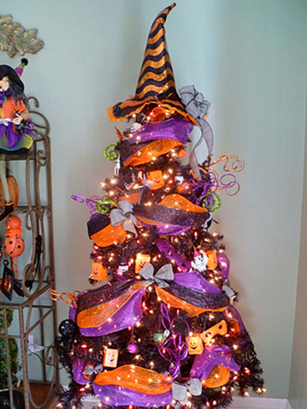Christmas tree, Christmas decoration, Tree, Christmas ornament, Holiday ornament, Christmas, Interior design, Plant, Pine, Fir, 