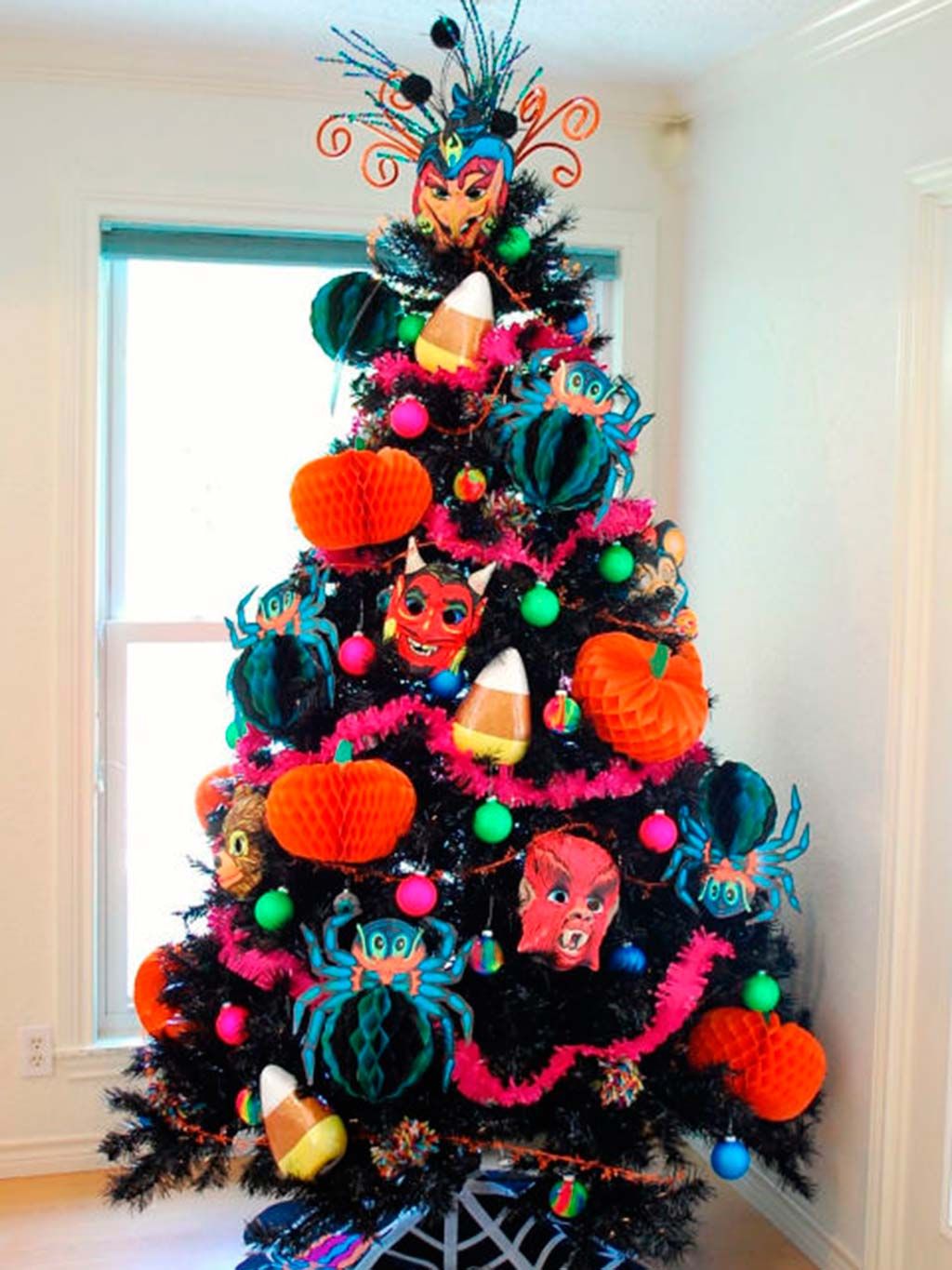 Christmas tree, Christmas decoration, Christmas ornament, Tree, Christmas, Holiday ornament, Interior design, Plant, Pine, Room, 
