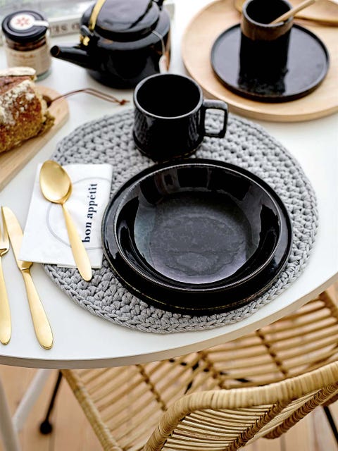 Serveware, Dishware, Tableware, Table, Cuisine, Drinkware, Finger food, Kitchen utensil, Plate, Baked goods, 