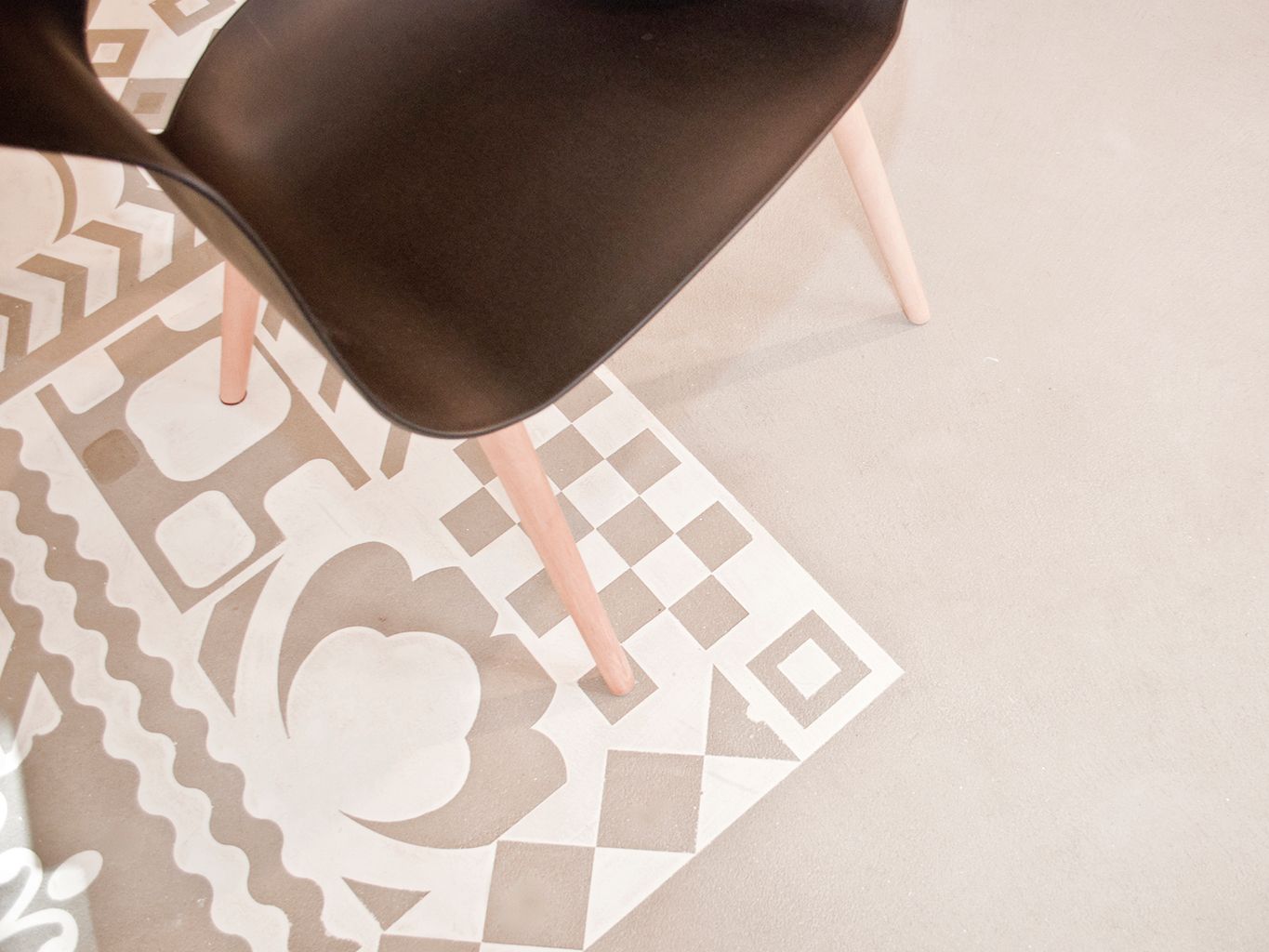 Brown, Floor, Beige, Tile, Flooring, Design, Pattern, Material property, Room, Textile, 