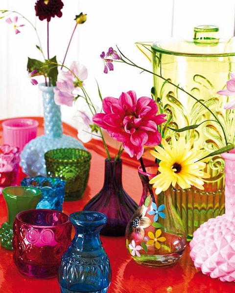 Petal, Serveware, Flower, Artifact, Bouquet, Centrepiece, Flowering plant, Still life photography, Interior design, Cut flowers, 