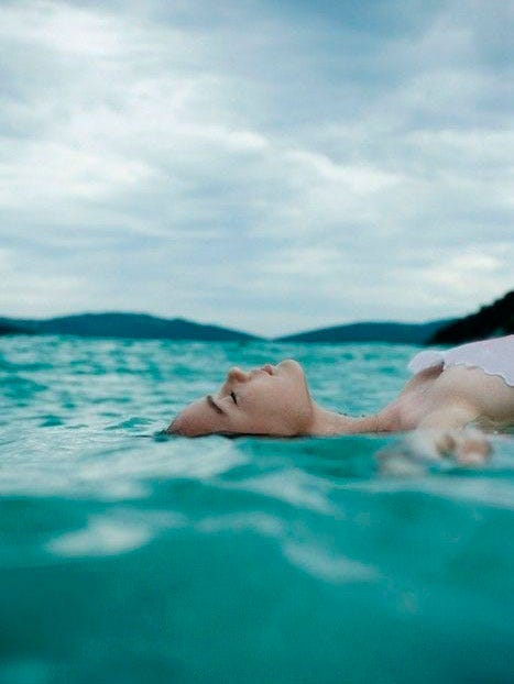 chica en el mar