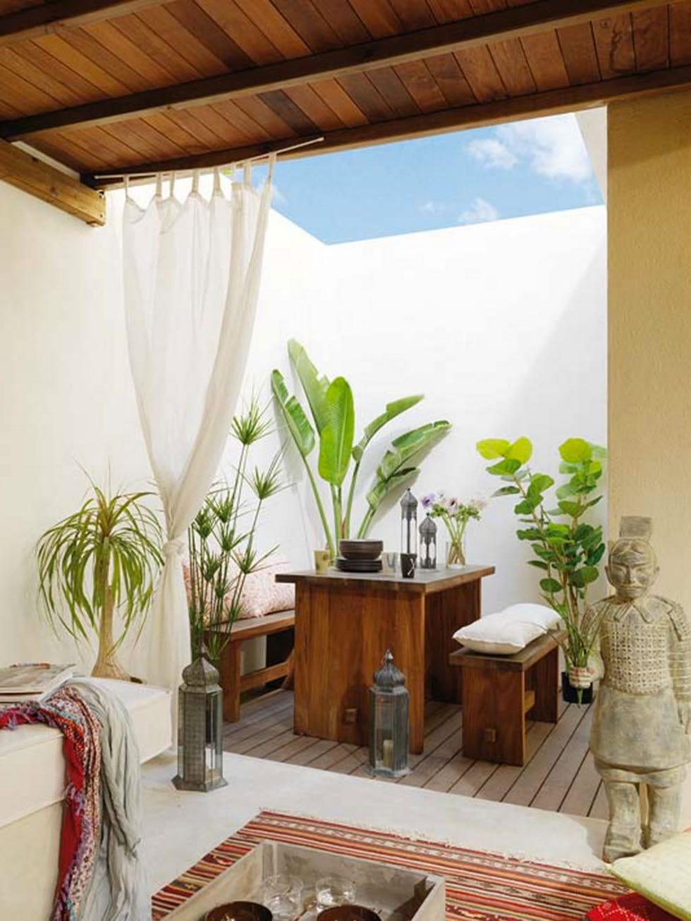Interior design, Interior design, Flowerpot, Houseplant, Hardwood, Window treatment, Window covering, Varnish, Stool, Vase, 
