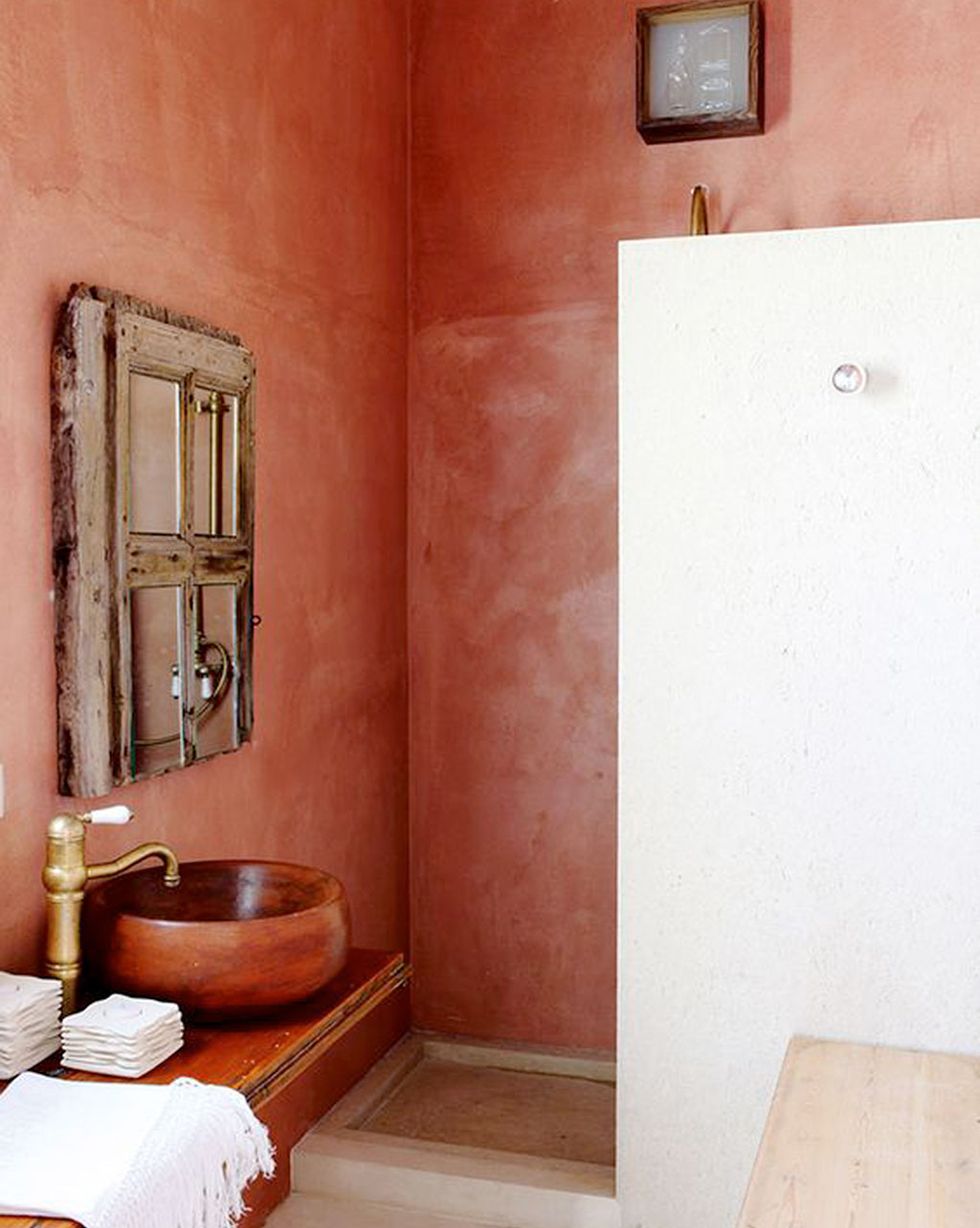 baño rústico paredes naranja