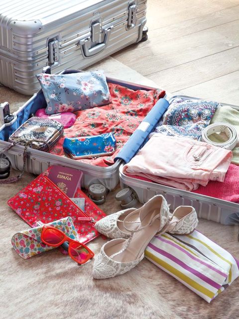 Textile, Bag, Baggage, Shoulder bag, Home accessories, Bicycle wheel, 