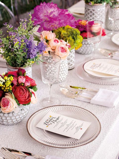Tablecloth, Petal, Serveware, Dishware, Bouquet, Flower, Pink, Centrepiece, Cut flowers, Table, 