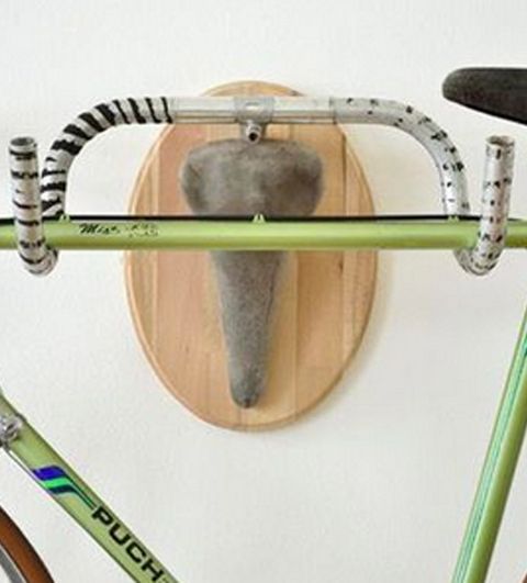 soporte de diseño realizado con un manillar y un sillín para colgar la bicicleta