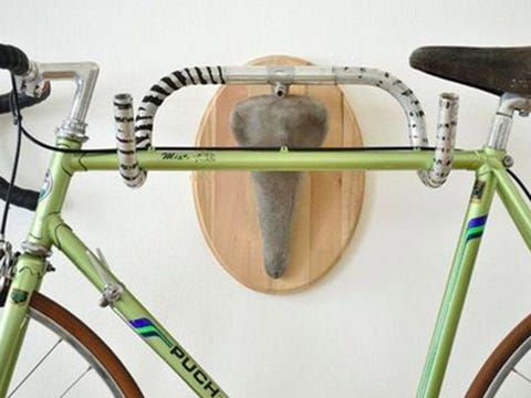soporte de diseño realizado con un manillar y un sillín para colgar la bicicleta
