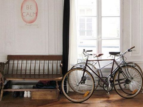 bicicletas en casa en un rincón del salón