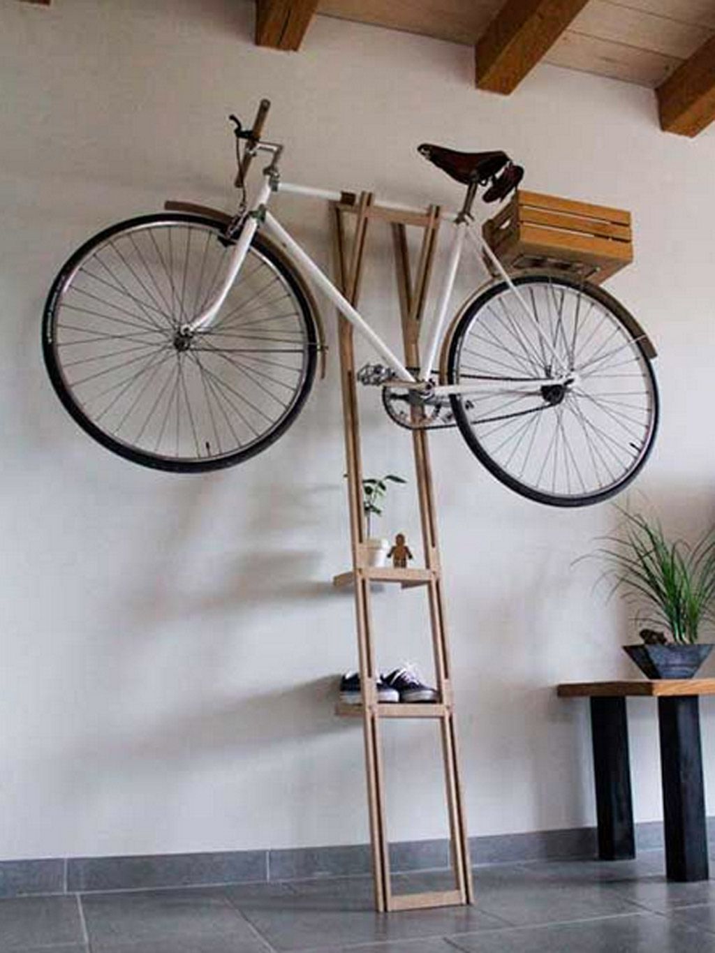 Mooose Gavia, un soporte para ahorrar espacio colgando la bici con estilo