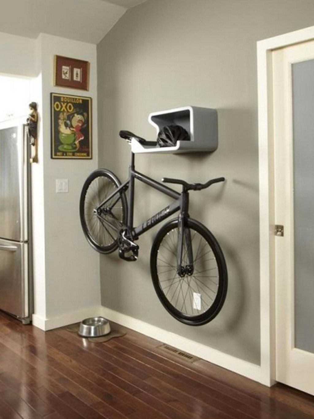 10 ideas para colgar una bicicleta y guardarla en casa