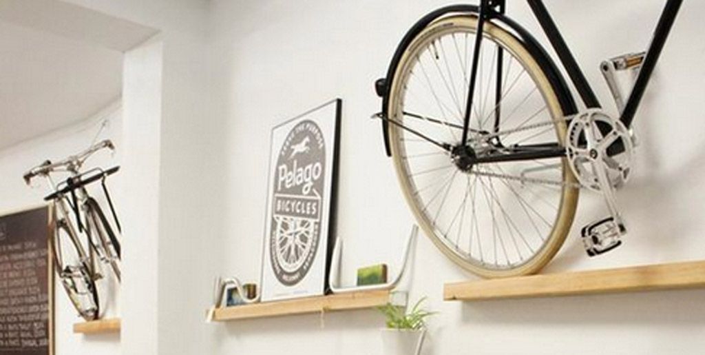 Cómo guardar o colgar bicicletas en poco espacio?