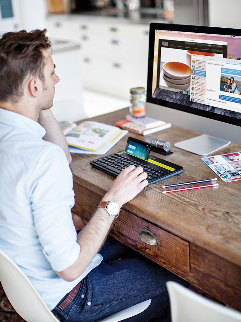 Table, Sitting, Desk, Display device, Denim, Picture frame, Games, Computer, Nail, Personal computer, 
