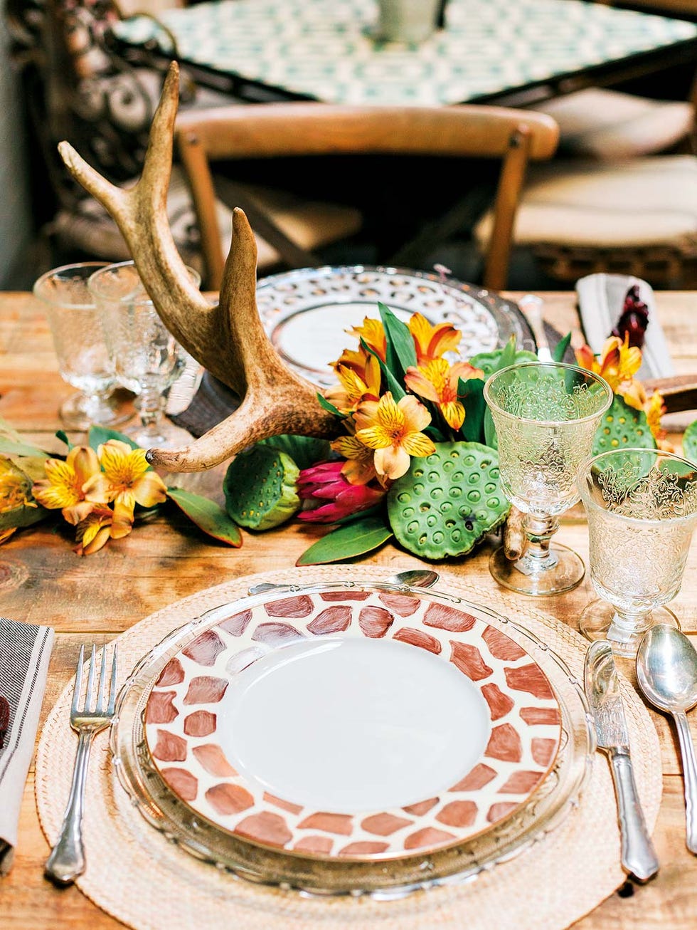 Serveware, Natural material, Antler, Circle, Dishware, Floral design, Flower Arranging, Kitchen utensil, Peach, Horn, 