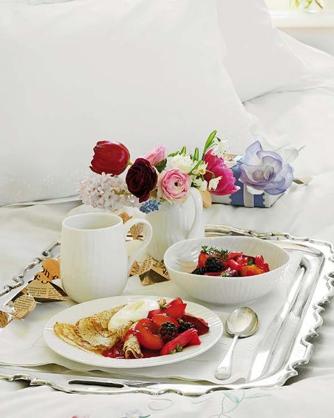 Serveware, Petal, Dishware, Food, Sweetness, Tableware, Ingredient, Bouquet, Cut flowers, Flowering plant, 