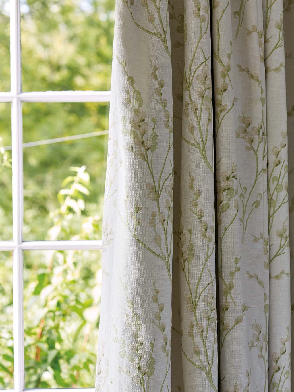 cortinas con motivos vegetales en verde