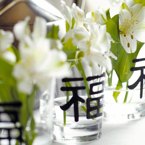 Petal, Flower, Glass, White, Drinkware, Bouquet, Cut flowers, Flowering plant, Artifact, Floristry, 