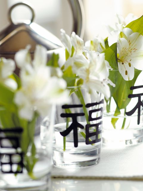 Petal, Flower, White, Bouquet, Flowering plant, Cut flowers, Floristry, Glass, Flower Arranging, Vase, 