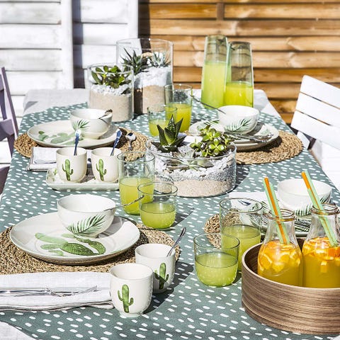 Serveware, Dishware, Tableware, Juice, Drink, Porcelain, Drinkware, Highball glass, Linens, Centrepiece, 