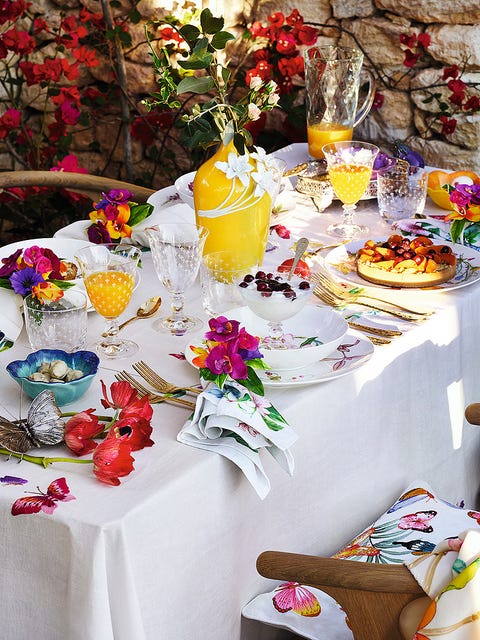 Tablecloth, Petal, Textile, Serveware, Dishware, Sweetness, Linens, Cut flowers, Home accessories, Flower Arranging, 
