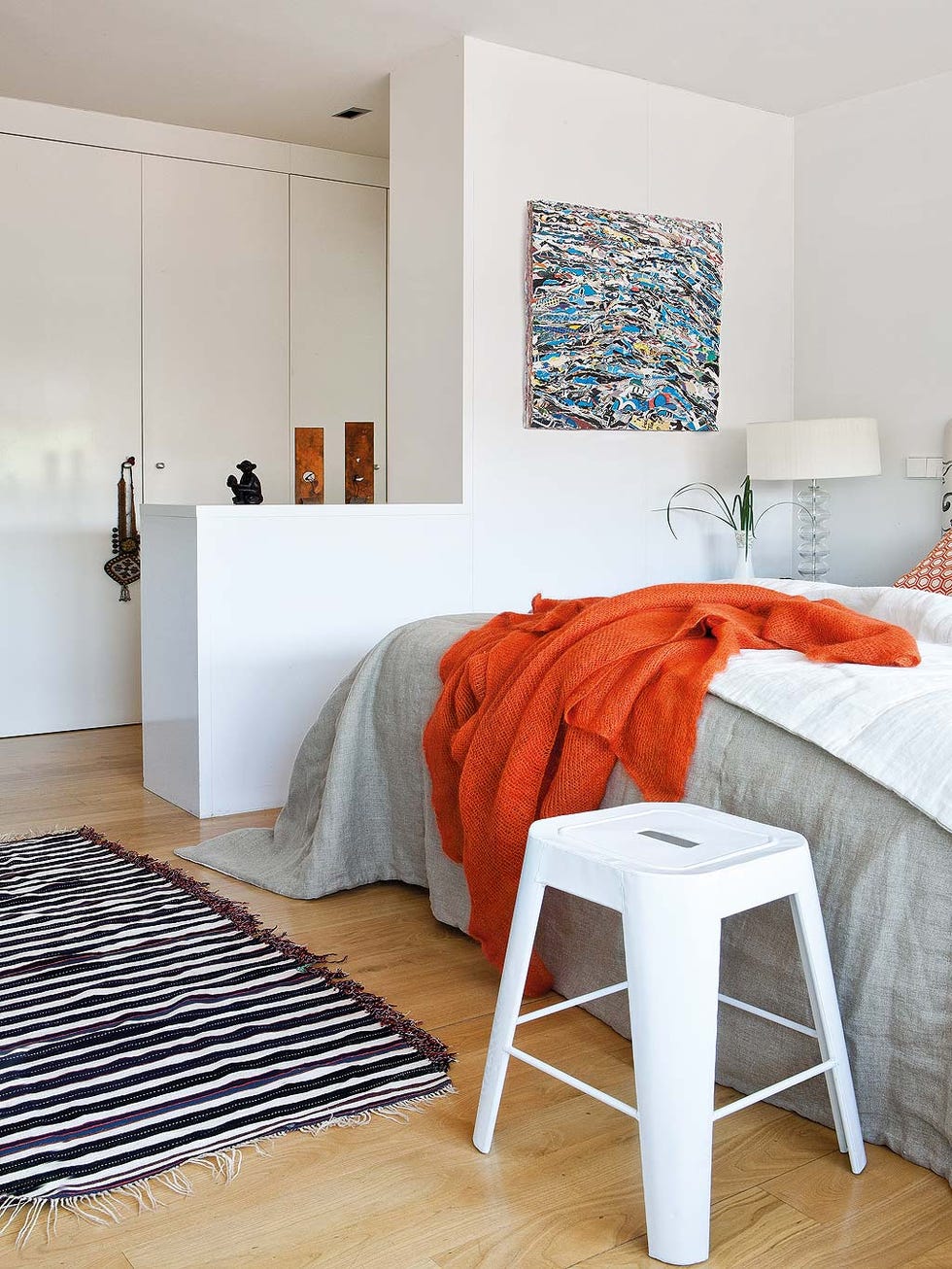 Wood, Floor, Room, Interior design, Flooring, Bed, Property, Textile, Wall, Bedding, 
