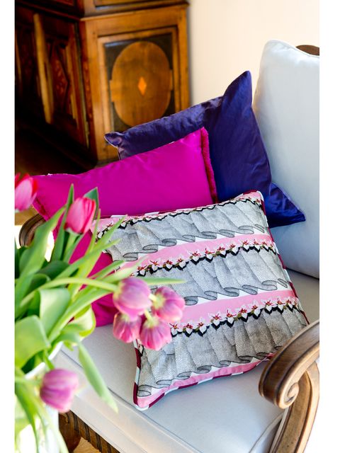 Room, Petal, Furniture, Purple, Flower, Pink, Magenta, Interior design, Bouquet, Home, 