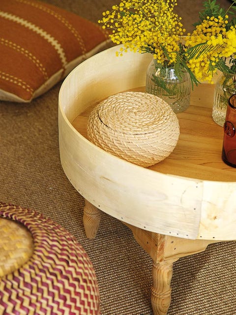 Flowerpot, Home accessories, Vase, Interior design, Wicker, Artifact, Natural material, Flower Arranging, Circle, Cut flowers, 