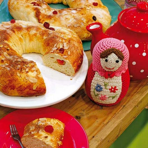 Food, Dish, Cuisine, Baked goods, Rosca de reyes, Bread, Ingredient, Saffron bun, Dessert, Hefekranz, 