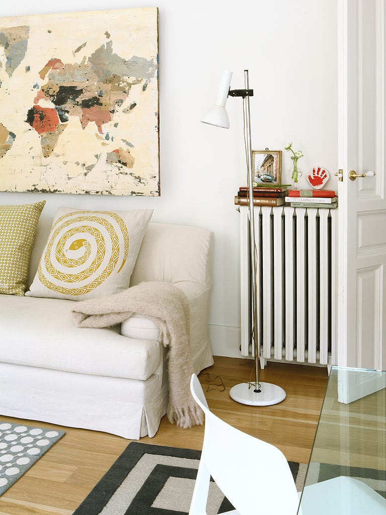 salón con sofá blanco