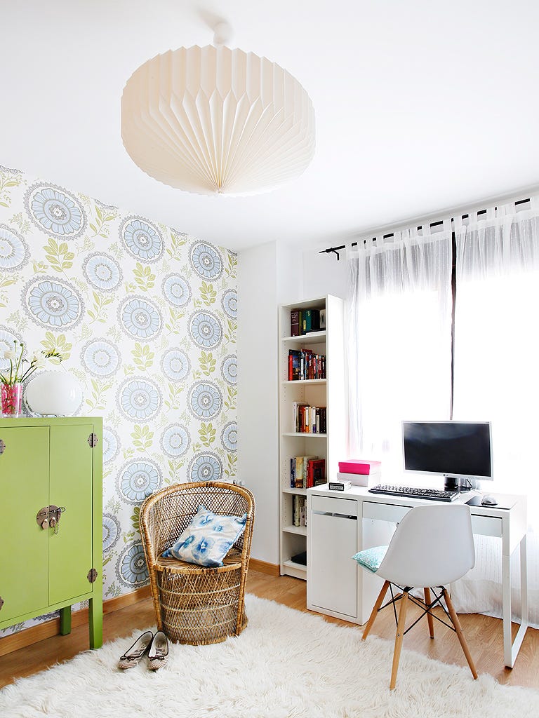 dormitorio juvenil con papel pintado