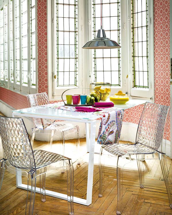comedor vintage con ventanas con vidriera