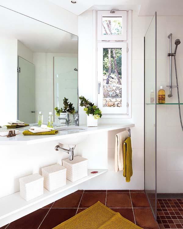 ventana estrecha en el baño