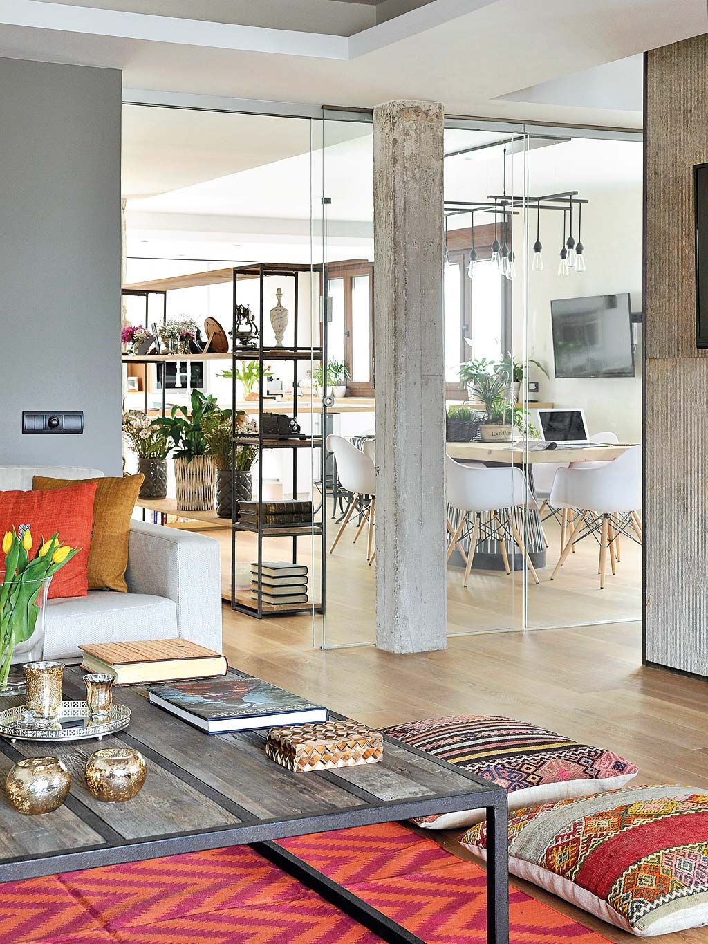 Living room, Property, Room, Interior design, Furniture, Building, Floor, House, Home, Coffee table, 