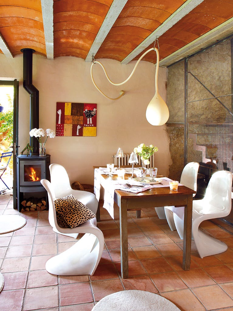 una casa de campo con decoraciÓn de ayer y de hoy