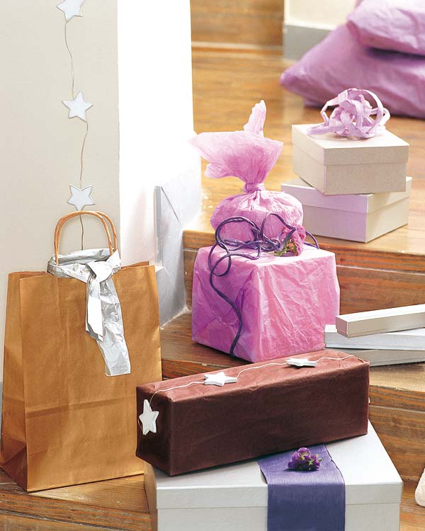 envolver regalos de navidad con papel de colores