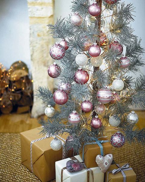 Christmas decoration, Christmas ornament, Christmas, Holiday, Christmas tree, Holiday ornament, Interior design, Ornament, Natural material, Pine family, 